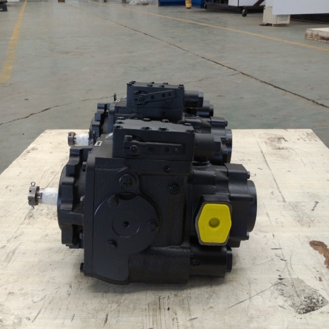 Combine harvester hydraulic pumps